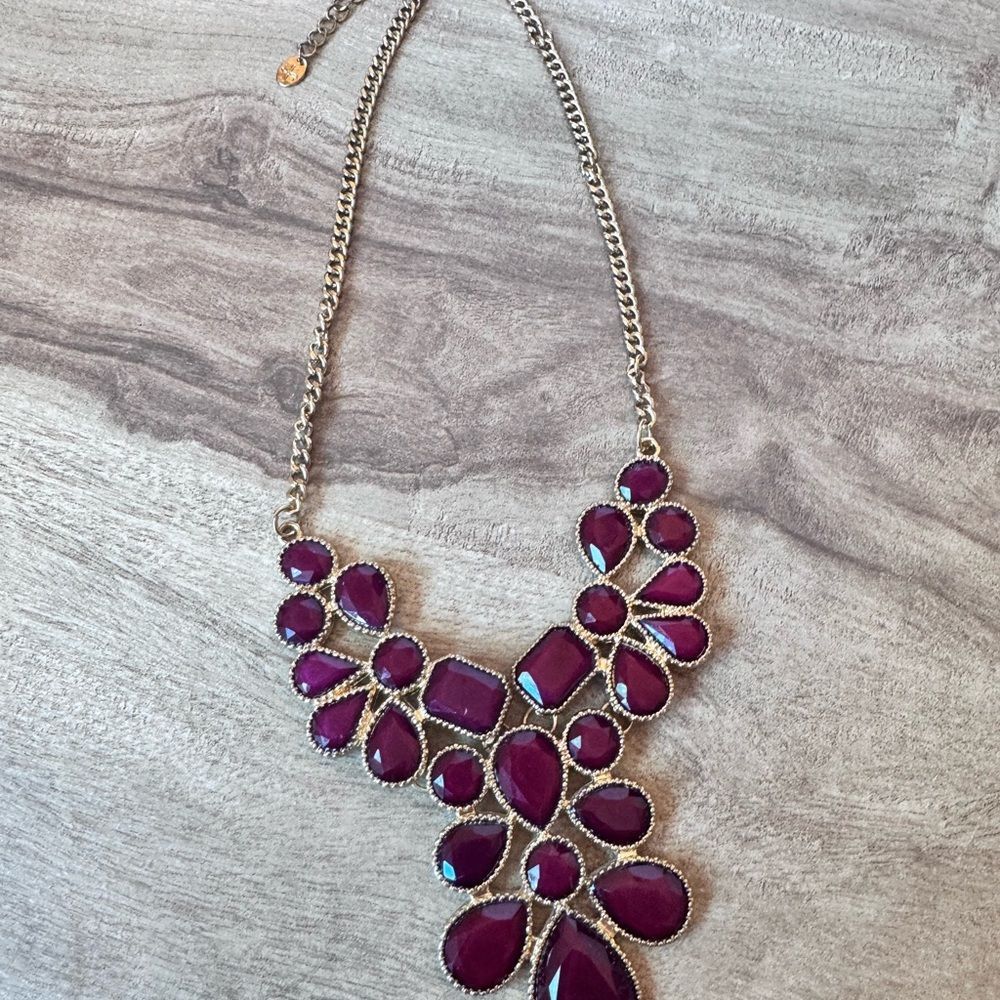 Claire’s Sparkly Red Statement Necklace Gold Tone Chain bib Style Elegant Chunky